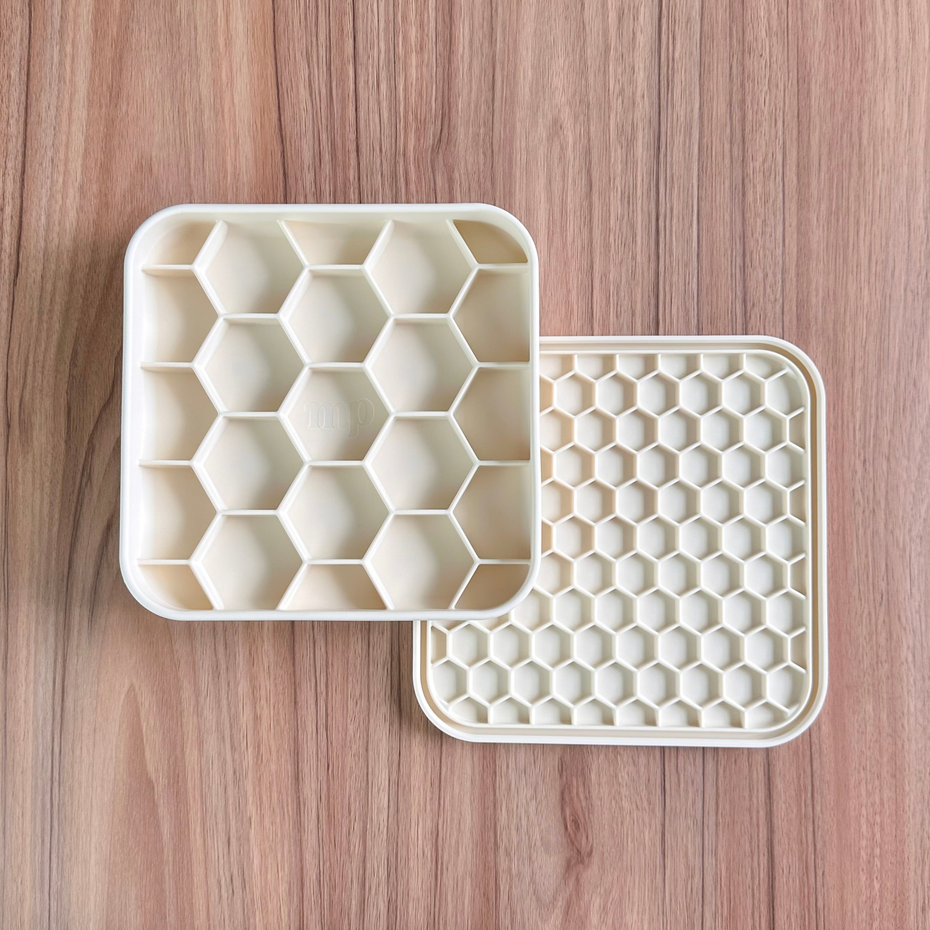 Honeycomb Hub Slow Feeder - Cream